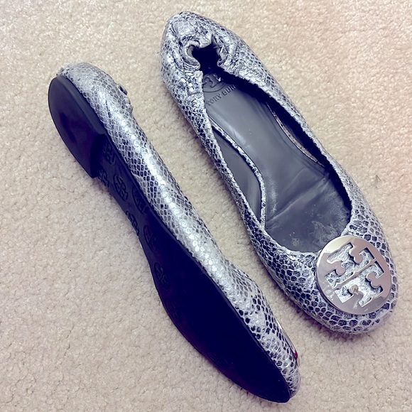 Tory Burch Flats silver python size 9 good condition with unnoticeable cuffs - Picture 3 of 11